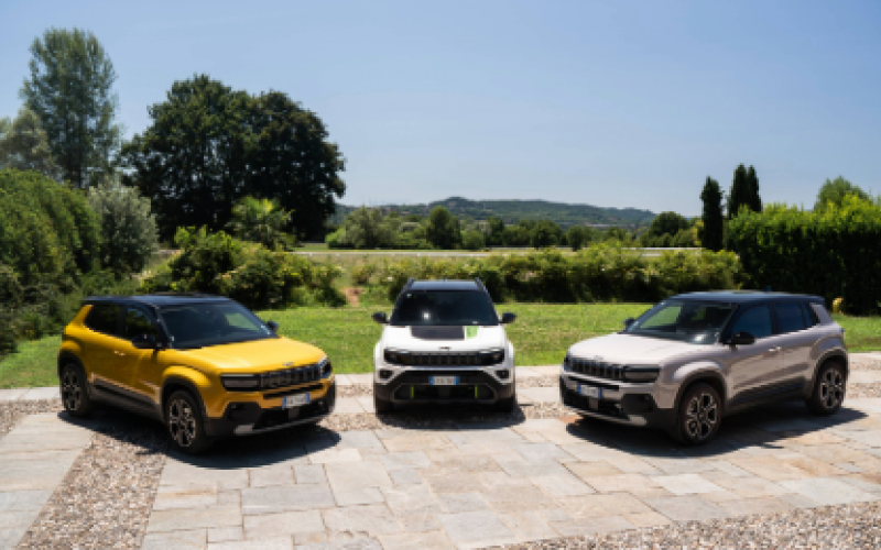 Jeep® Avenger atinge pragul de 200.000 de comenzi și își extinde gama  cu modelul 4xe